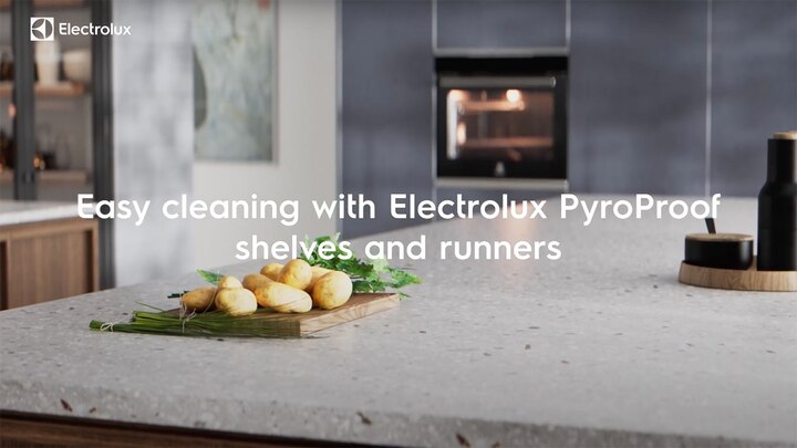 Easy cleaning with Electrolux PyroProof shelves and runners