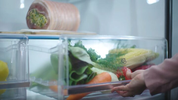 Our innovative TasteLock crispers automatically control the humidity levels to keep your fruit and vegetables at their best for longer